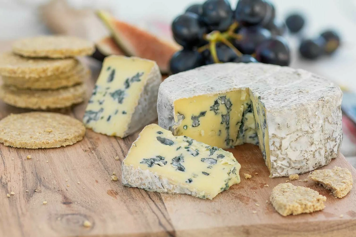 Диетолог Соломатина объяснила, кому опасно есть сыр с плесенью